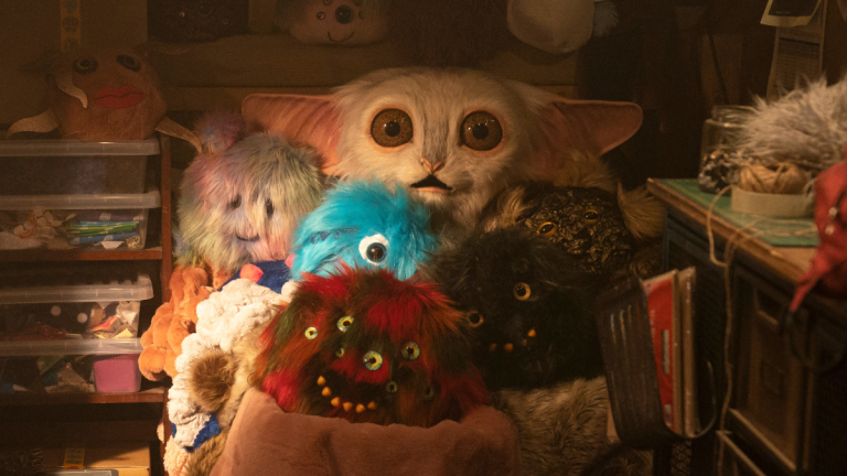 Quais monstros de Doctor Who estavam escondidos entre os brinquedos e desenhos de infância de Rose?