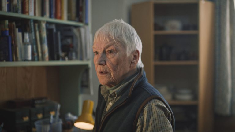 Sim, essa era a mãe de Jimmy Perez com a espingarda na série 8 de Shetland