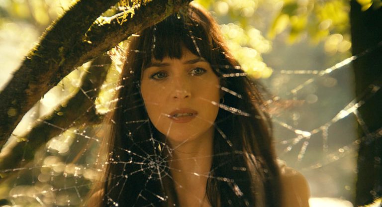 A melhor coisa sobre Madame Web até agora é o hipnotizante tour de imprensa de Dakota Johnson