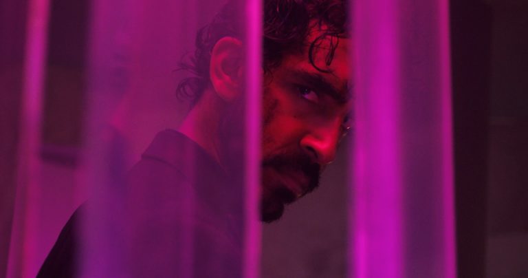 Revisão do Monkey Man: Dev Patel pinta a tela de vermelho em Dazzling Actioner