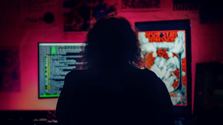 A rede anti-social: Memes to Mayhem ressuscita a podridão da cultura on-line milenar