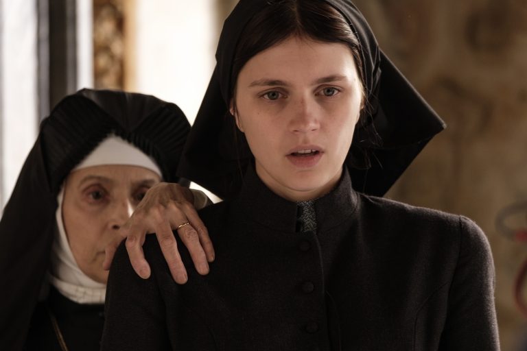 O primeiro presságio reimagina o terror corporal da perspectiva das mulheres