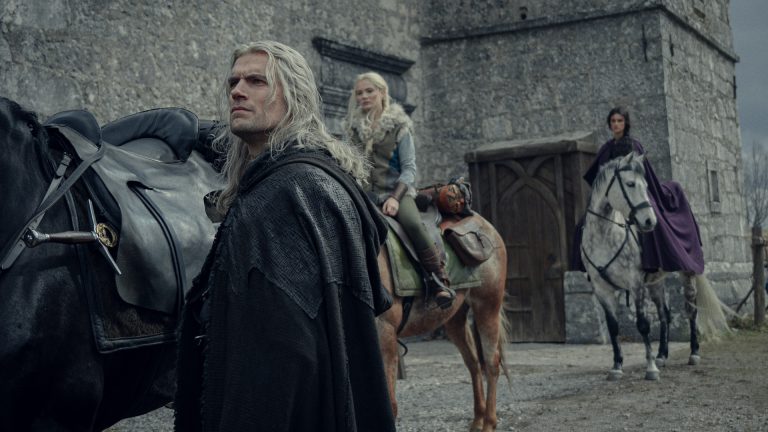 As fotos do set da 4ª temporada de The Witcher revelam a primeira visão de Liam Hemsworth como Geralt de Rivia