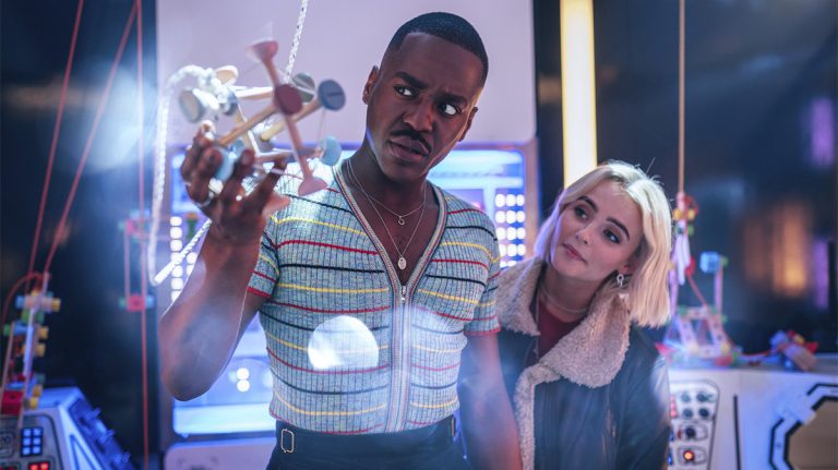 Crítica do episódio 1 da série 14 de Doctor Who: bebês espaciais