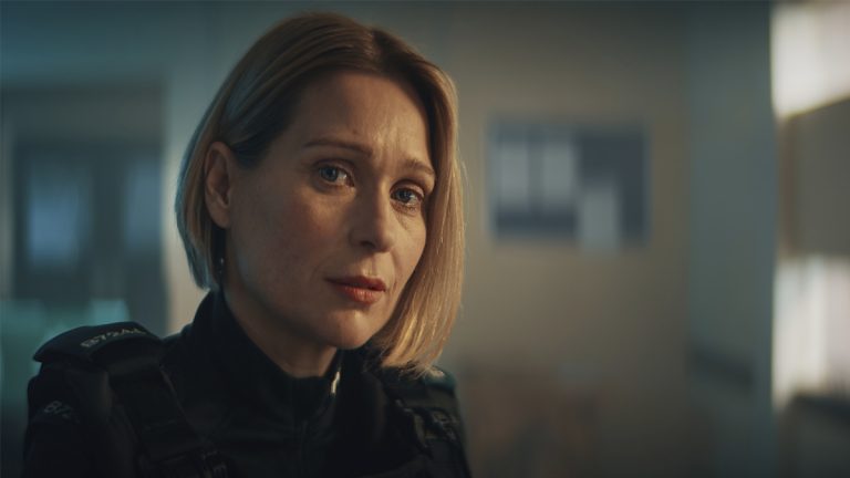 “Para onde aquele táxi está levando Grace e Stevie?  Série 3!”  Siân Brooke sobre o final do Blue Lights