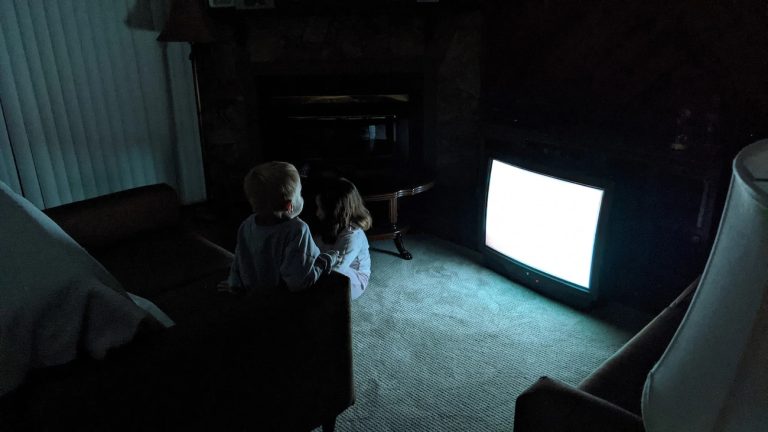 A Realidade de uma Infância dos Anos 1990? Assistindo Pugwall Com as Cortinas Fechadas