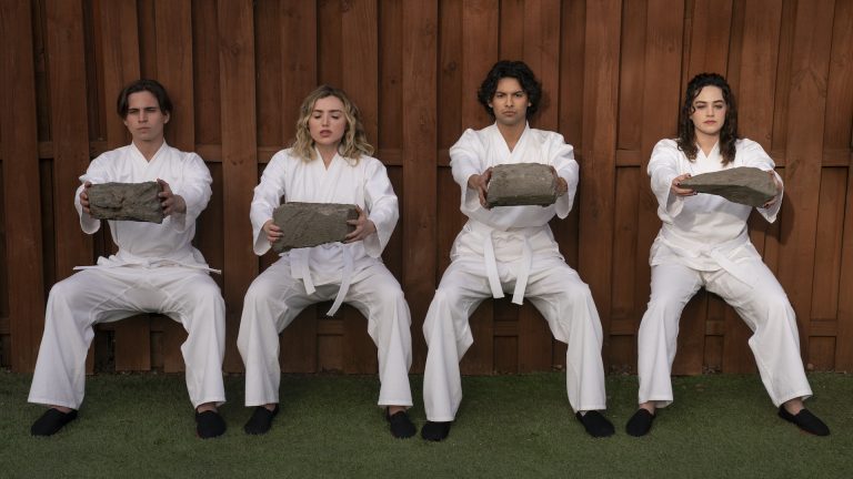O final da 6ª temporada de Cobra Kai, parte 1, identifica o próximo Johnny Lawrence