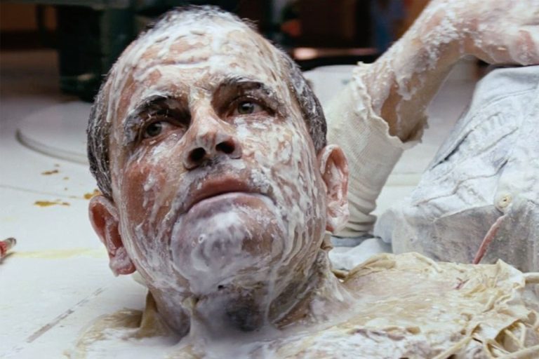 Ash de Ian Holm é o monstro mais assustador de Alien