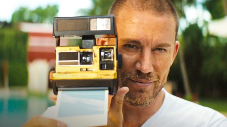 Explicação do final de Blink Twice: Coelho Vermelho, Sacolas de Presente e a Cena Final