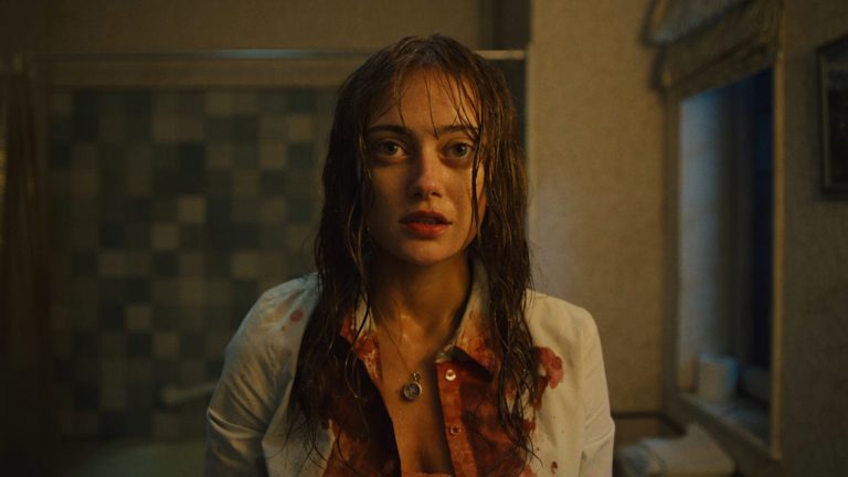 Ella Purnell faz bom uso da experiência Bloody Fallout em Sweetpea