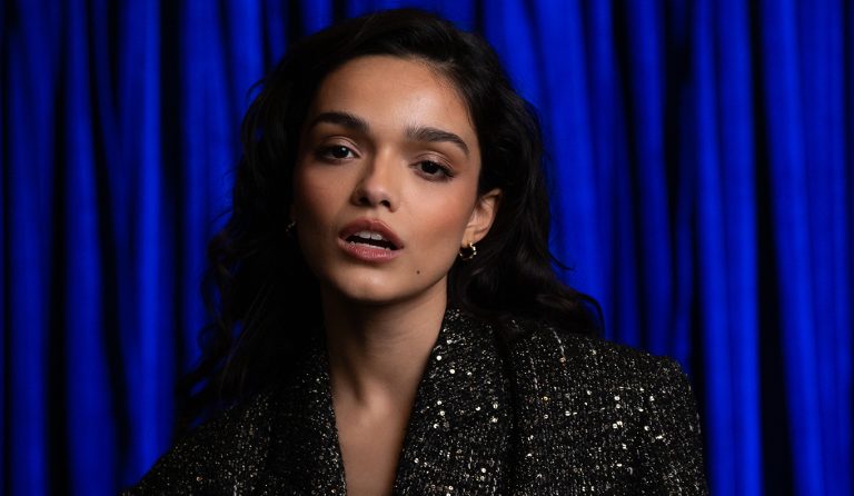 Kyle Mooney ensinou Rachel Zegler e o elenco do Y2K a festejar como se fosse 1999