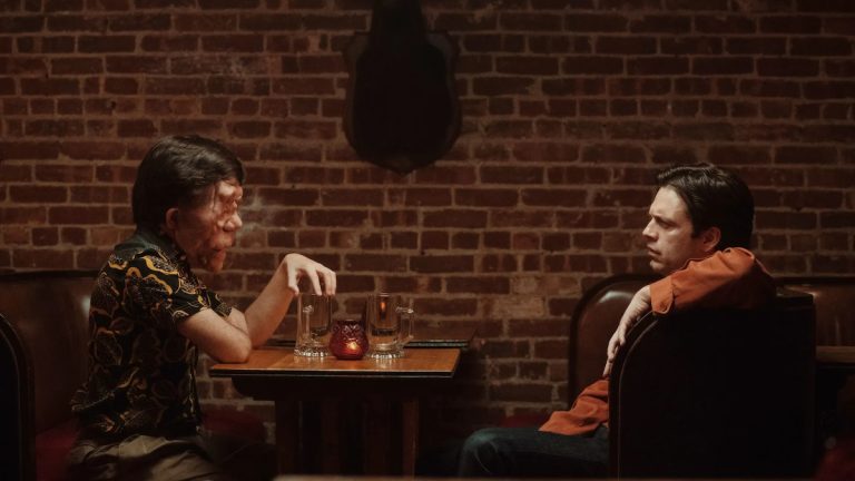 Um homem diferente prova que Sebastian Stan é melhor quando é improvável