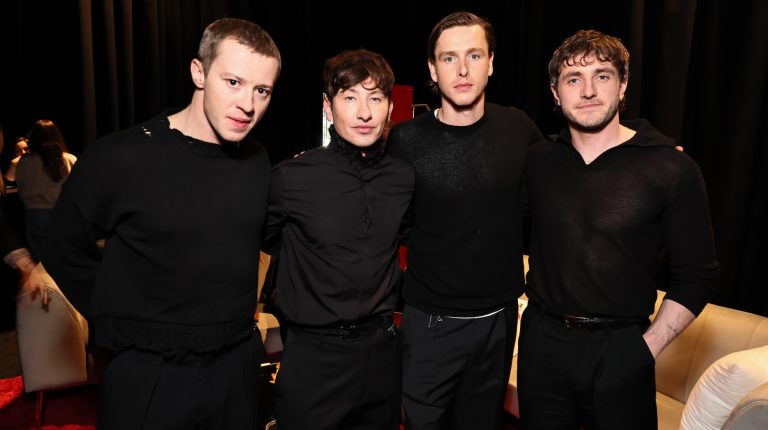 O elenco dos Beatles de Sam Mendes acabou de inventar o universo compartilhado da biografia musical