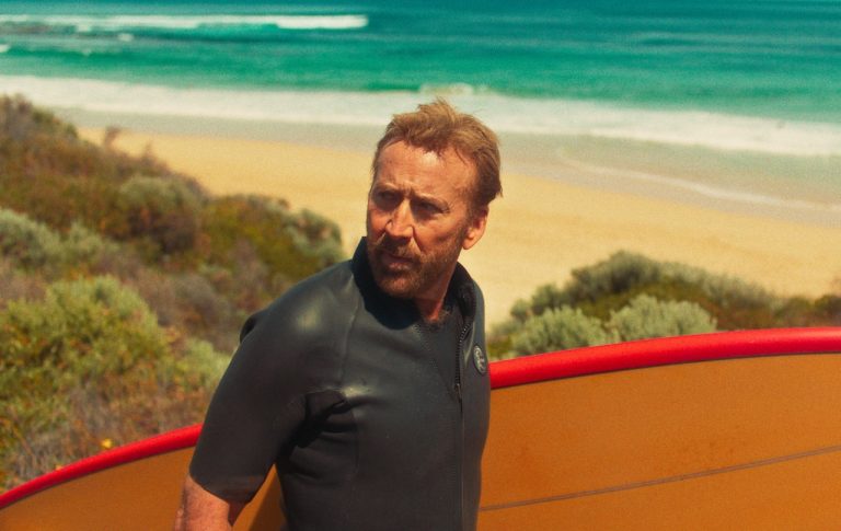 O surfista cimenta o renascimento da carreira tardia de Nicolas Cage