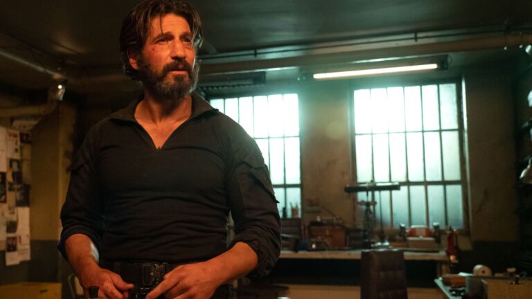 Cena do Justiceiro creditada como o Demolidor: Nascido de Novo "De volta aos trilhos"