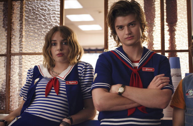 Joe Keery canaliza seu personagem Stranger Things em um casamento na vida real