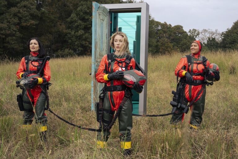 O designer de produção do Peacemaker fala sobre ovos de Páscoa da Terra-X, Gotham City e muito mais