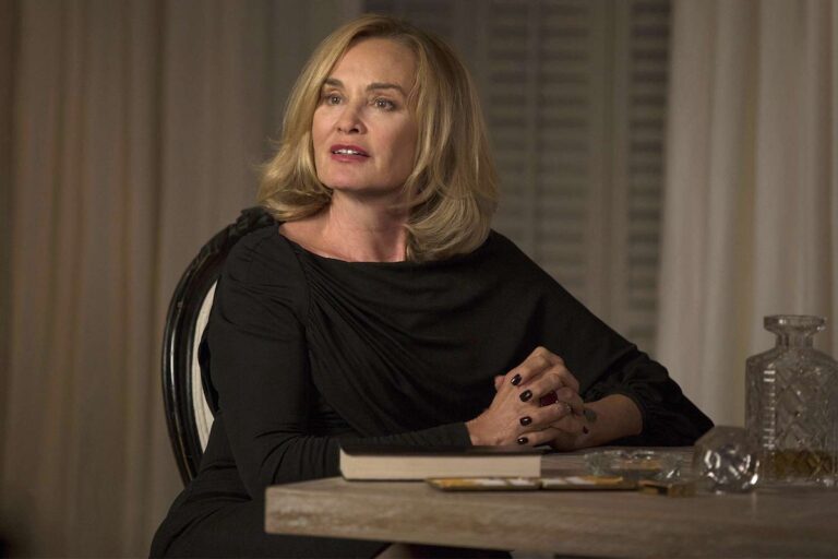 O retorno de Jessica Lange a American Horror Story finalmente coloca a franquia de volta aos trilhos