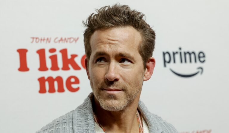 Ryan Reynolds vai refazer um filme clássico de Clint Eastwood