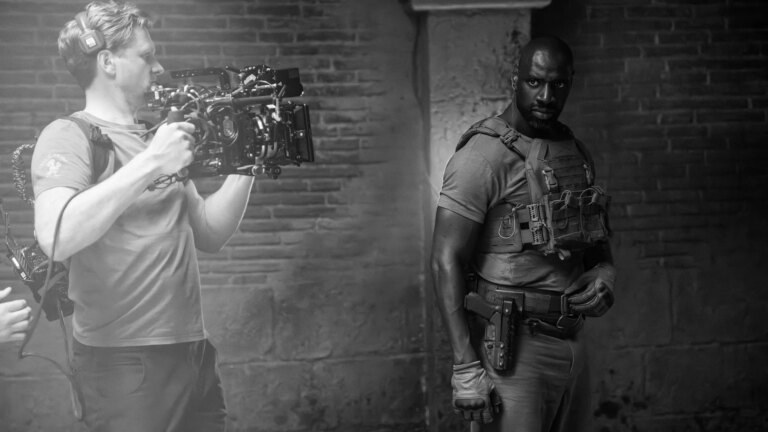 Primeira olhada no programa de TV Extraction da Netflix revela o mercenário de Omar Sy