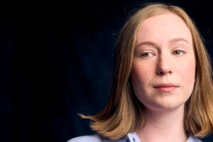 Buscadores do amor infinito: Hannah Einbinder e Justin Theroux falam sobre cultos e toques desconfortáveis