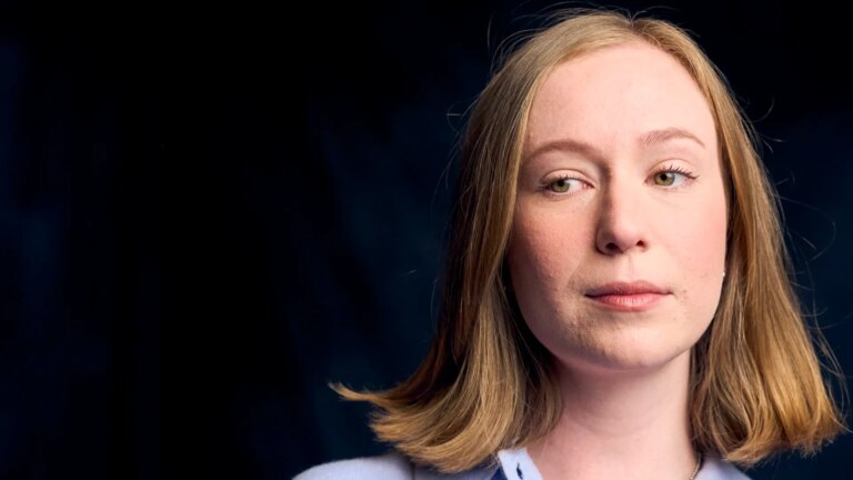 Buscadores do amor infinito: Hannah Einbinder e Justin Theroux falam sobre cultos e toques desconfortáveis
