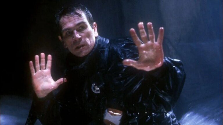 Tommy Lee Jones está retornando à TV no melhor programa que você provavelmente não está assistindo