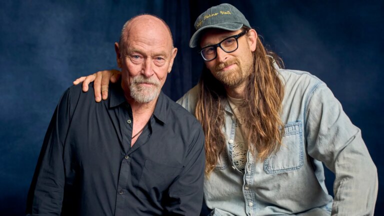 Corbin Bernsen sobre abraçar o espírito de Roger Corman, trabalhando com seu filho em Woodstockers