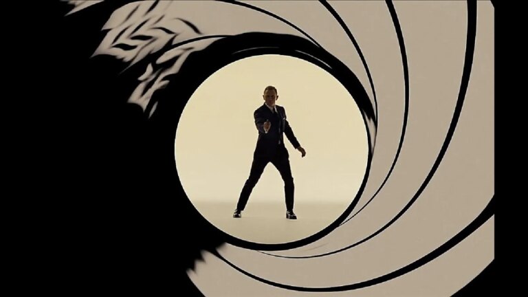 Soderbergh revela plano selvagem para dividir James Bond em dois universos
