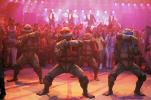 Teenage Mutant Ninja Turtles II é um filme infantil bobo de super-heróis, e ainda está tudo bem