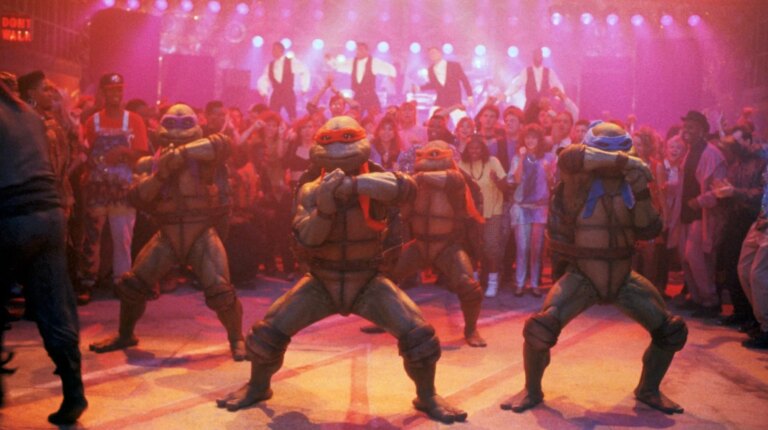 Teenage Mutant Ninja Turtles II é um filme infantil bobo de super-heróis, e ainda está tudo bem
