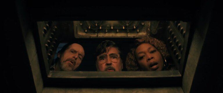 Trailer de The Boroughs: Coisas estranhas também acontecem com pessoas idosas