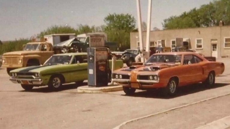 20 Muscle Cars antigos em seu habitat natural para todos os redutores
