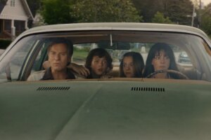 Anne Hathaway e Ewan McGregor lutam contra dinossauros em um filme que NÃO É Jurassic Park